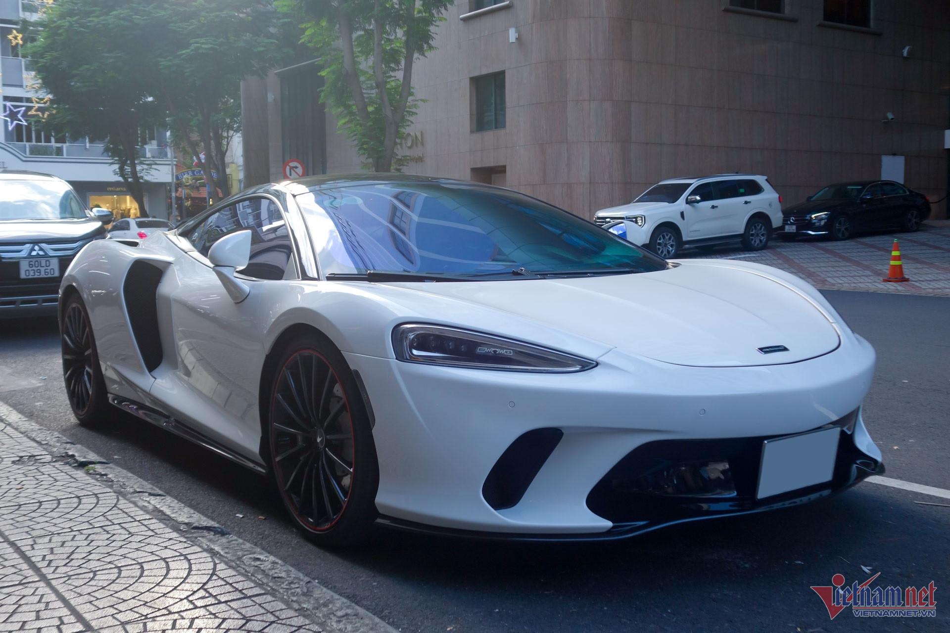W-McLaren GT Vietnamnet 1.jpg