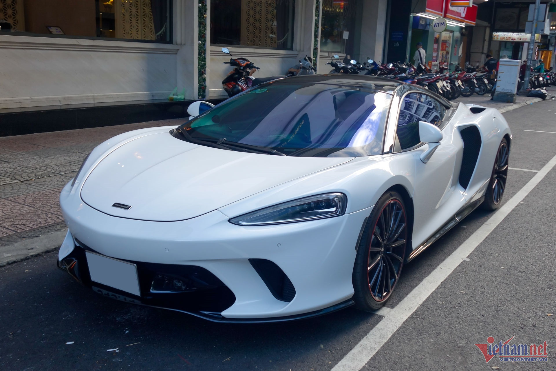 W-McLaren GT Vietnamnet 2.jpg