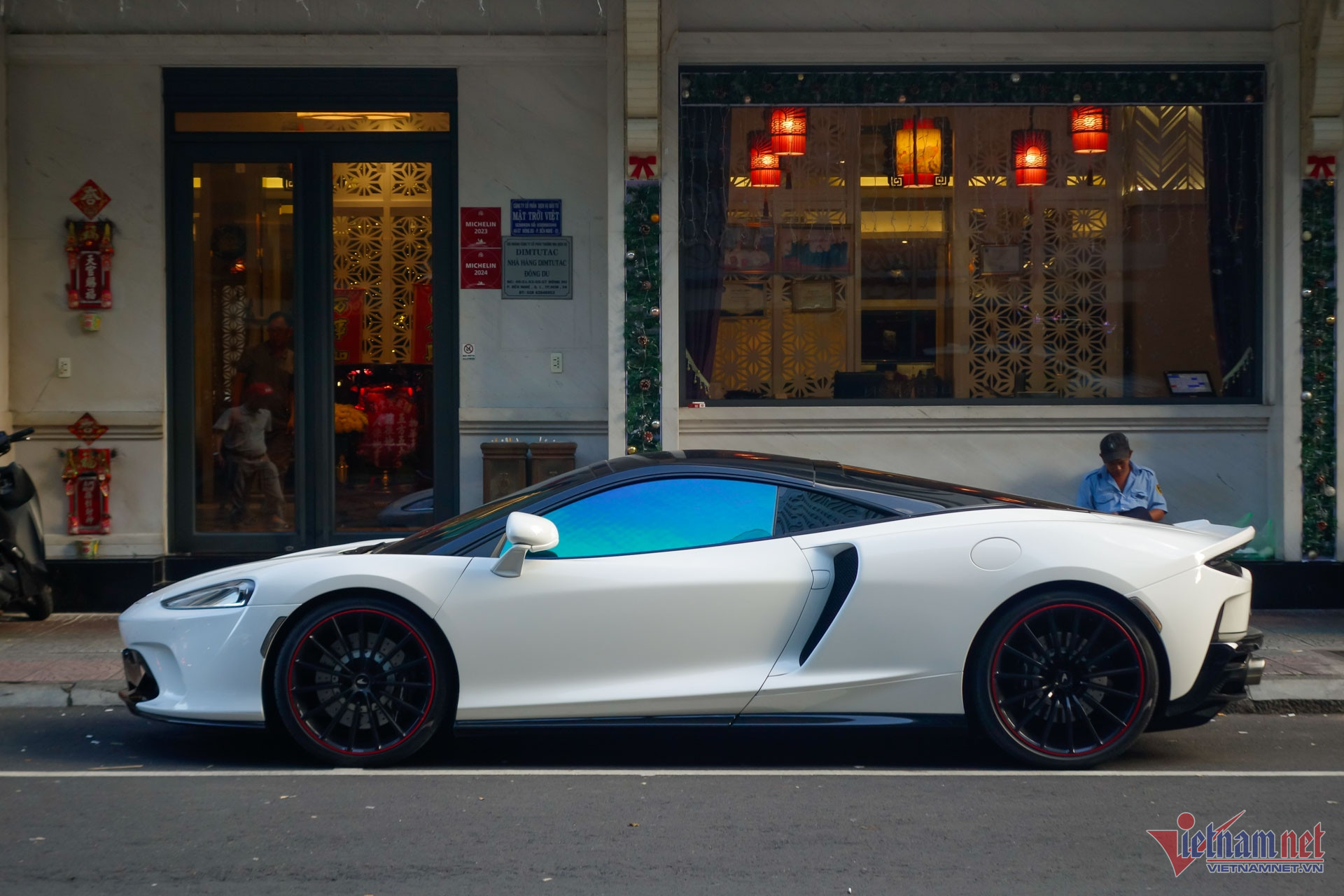 W-McLaren GT Vietnamnet 3.jpg