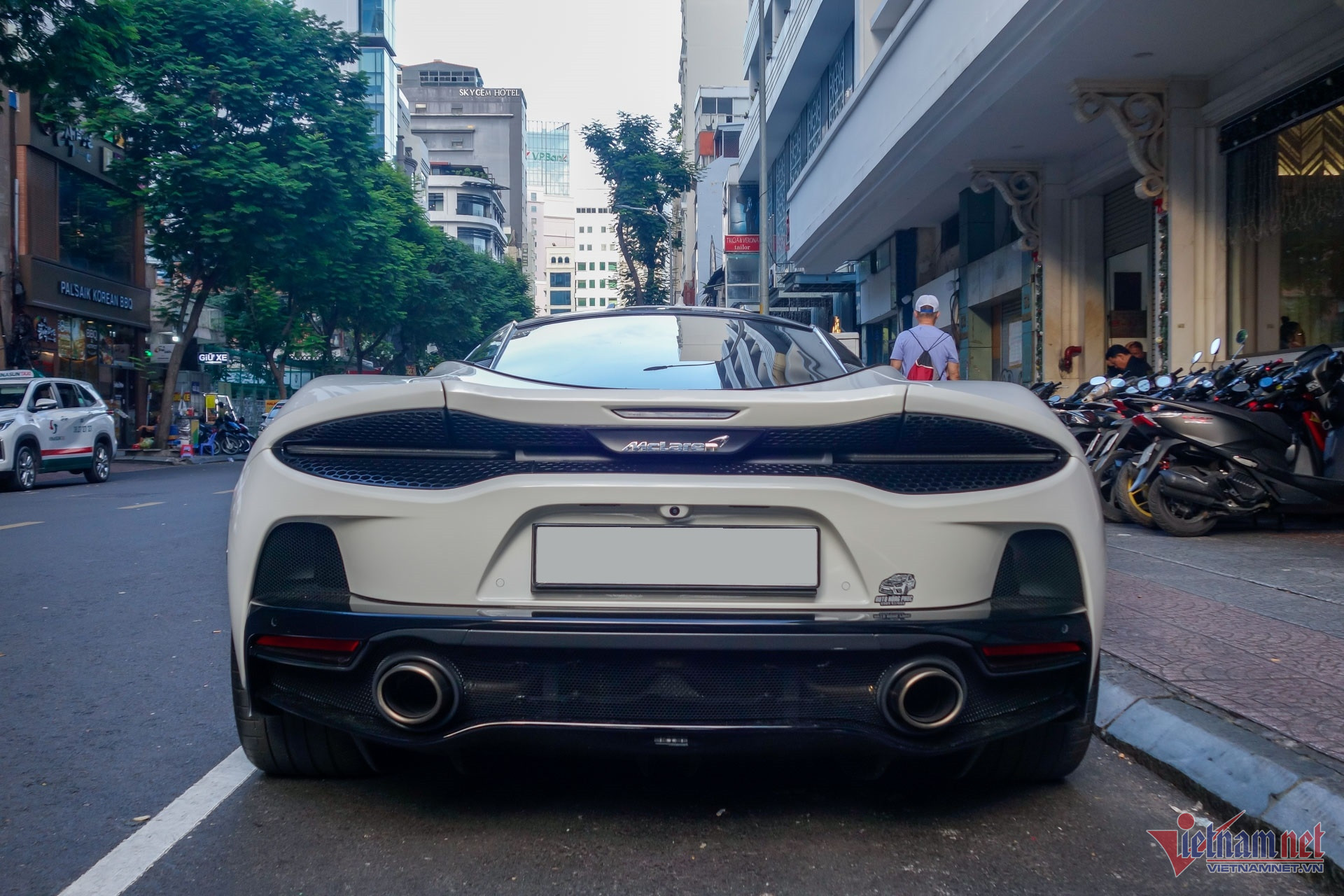 W-McLaren GT Vietnamnet 4.jpg