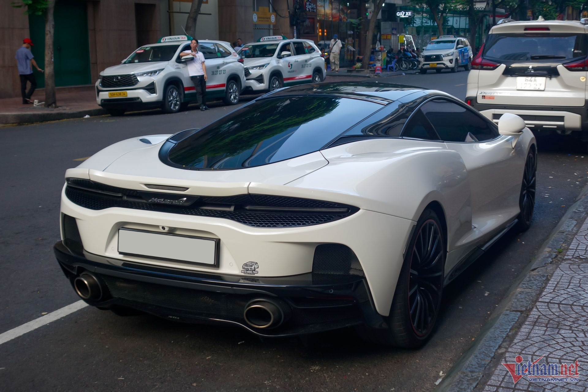 W-McLaren GT Vietnamnet 5.jpg