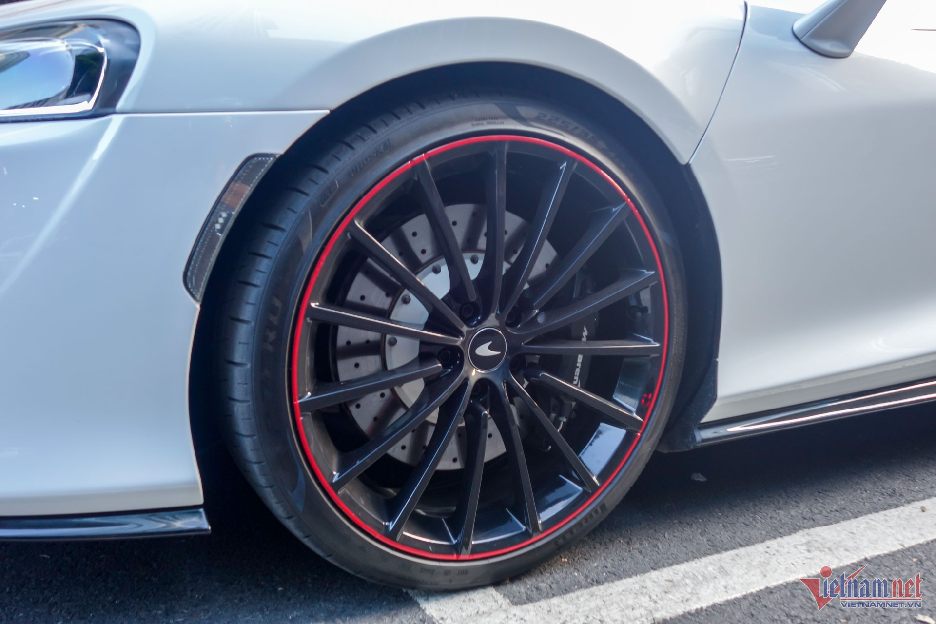W-McLaren GT Vietnamnet 7.jpg