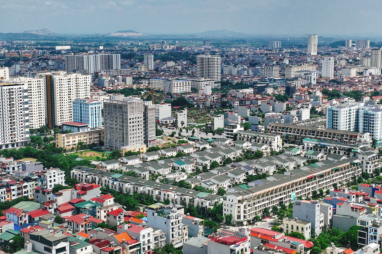 Bộ Chính trị: Nghiên cứu sáp nhập một số tỉnh, bỏ đơn vị hành chính cấp huyện