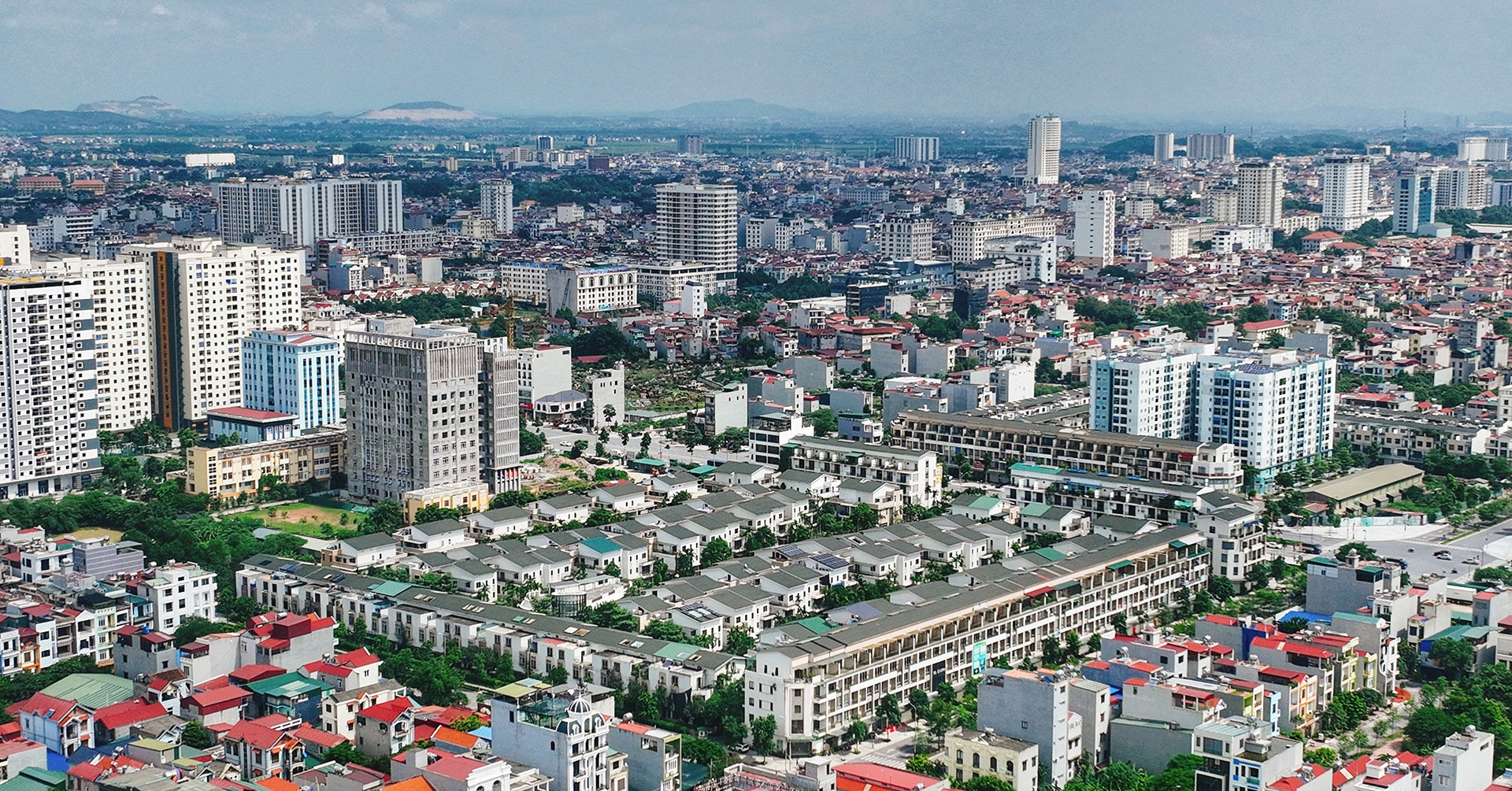 Bộ Chính trị: Nghiên cứu bỏ đơn vị hành chính cấp huyện, sáp nhập một số tỉnh