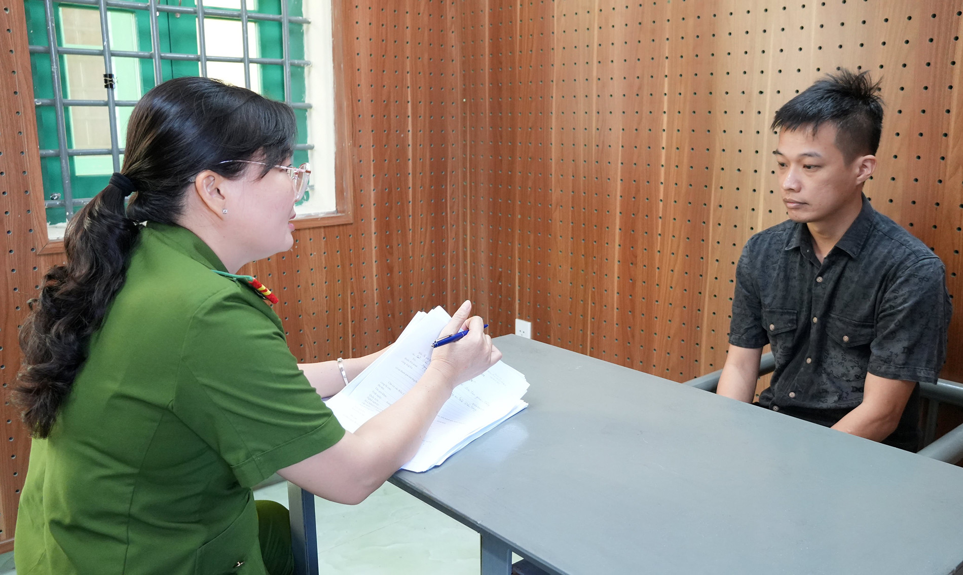 Cơ quan Cảnh sát điều tra Công an tỉnh làm việc bị can Võ Văn Chất. Ảnh Trọng Tín.jpg