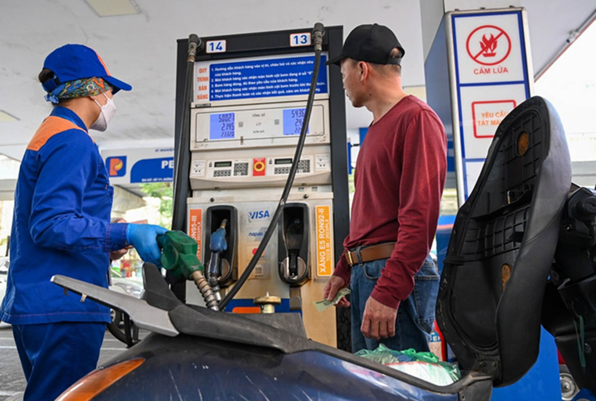 gia xang nguyen hue 853 3505 562.jpg