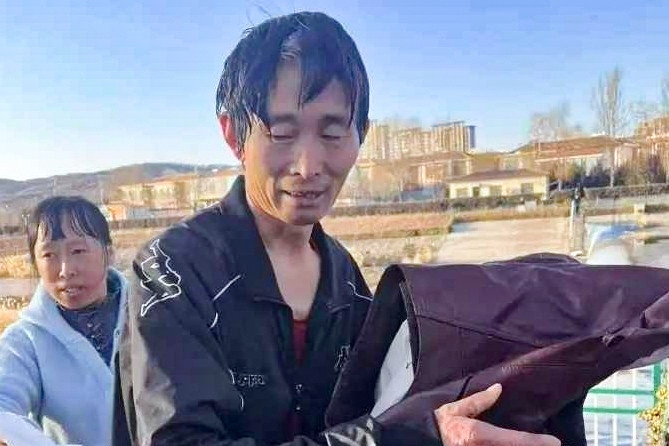 Nhảy xuống nước cứu 3 đứa trẻ rồi rời đi, người đàn ông được cả khu tìm kiếm