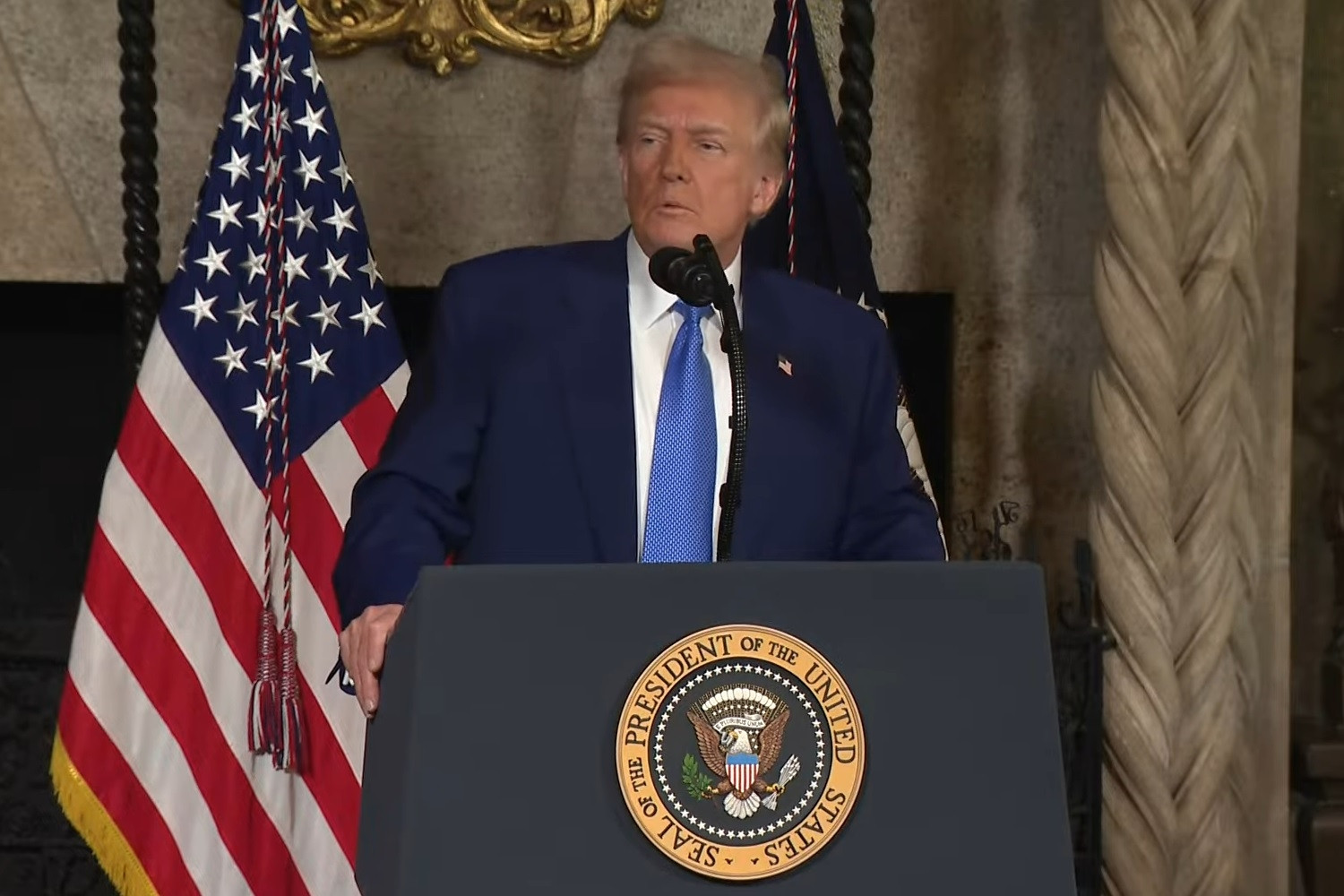 Ông Trump dọa áp thuế 25% lên ô tô, chip điện tử và dược phẩm từ tháng Tư