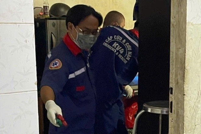 Phát hiện người đàn ông chết trong tư thế ngồi treo cổ ở TPHCM