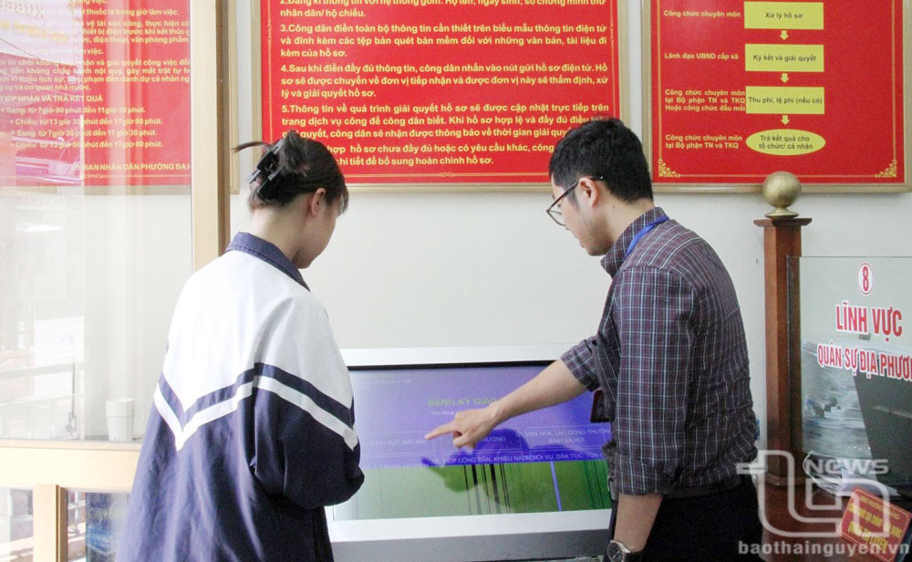 Cán bộ phường Ba Hàng (TP. Phổ Yên) hướng dẫn người dân tra cứu thông tin trực tuyến. Ảnh: TL