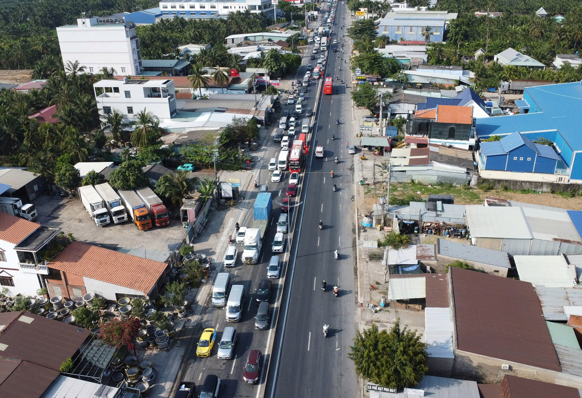Tại ngã tư Đồng Tâm (Tiền Giang) lượng xe tăng mạnh nên xảy ra ùn ứ vào chiều 2/2 - Ảnh.jpg