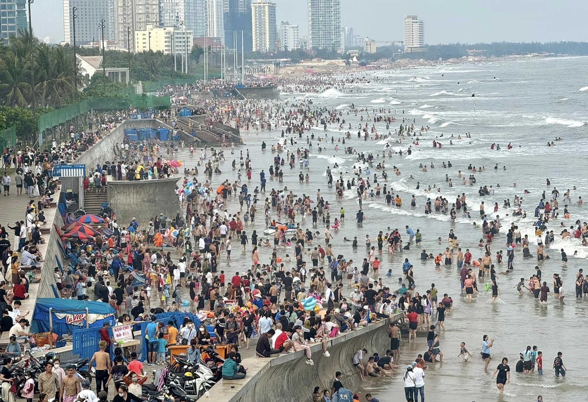 Biển Vũng Tàu đông đúc dịp Tết Ất Tỵ, đón hơn 275 nghìn lượt khách.jpg