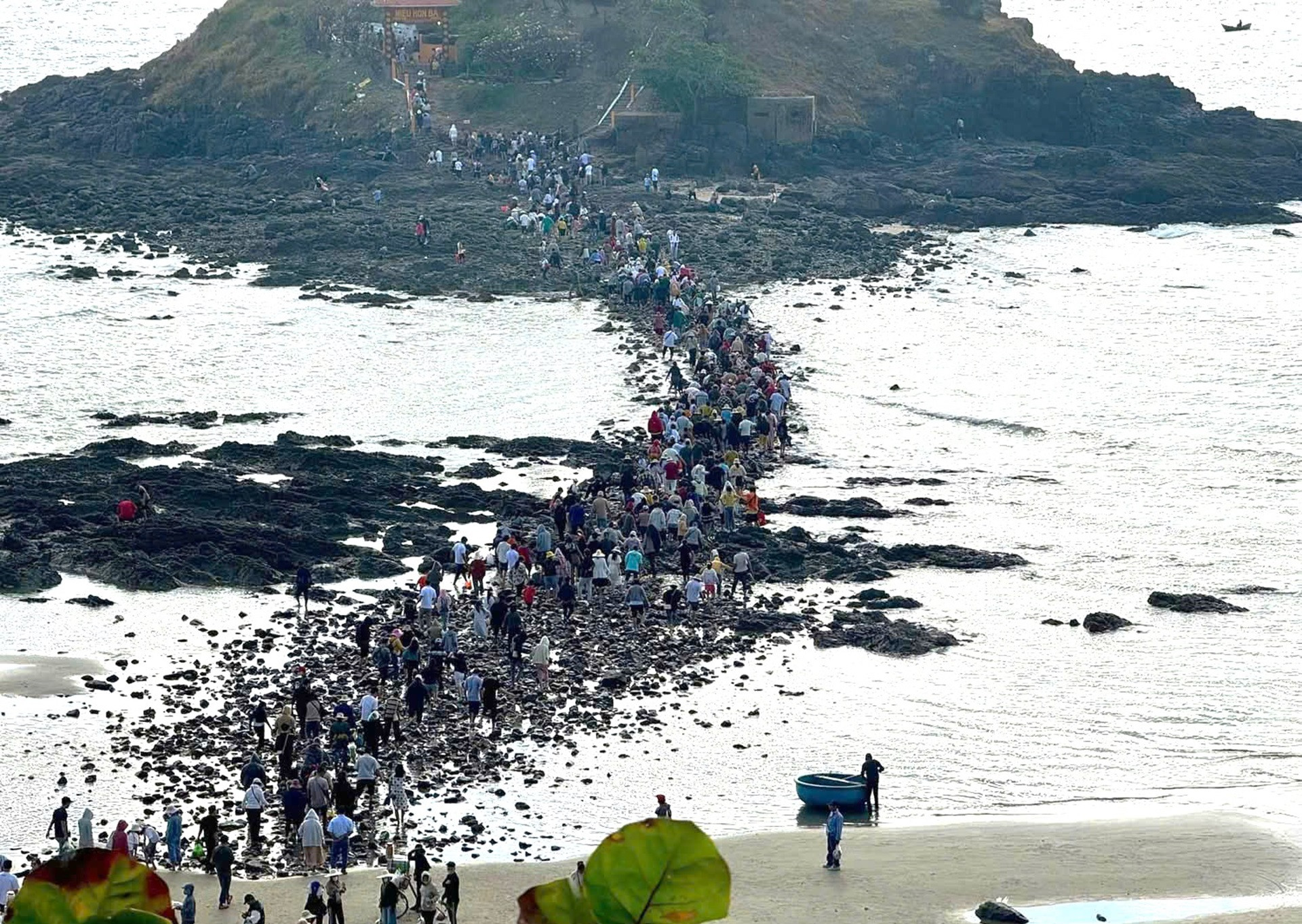 Biển Vũng Tàu đông đúc dịp Tết Ất Tỵ, đón hơn 275 nghìn lượt khách...jpg