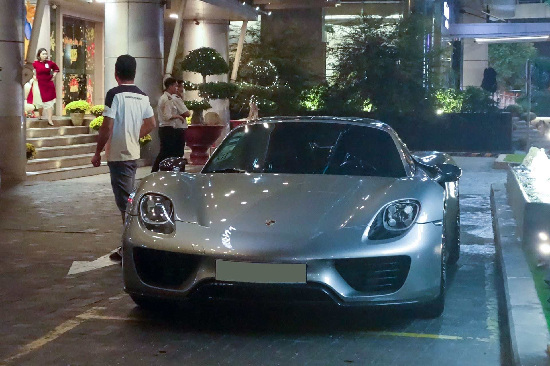 Cận cảnh hypercar Porsche 918 Spyder vừa tái xuất tại Việt Nam