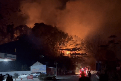 Đang cháy rừng ở Phú Thọ, lửa cuồn cuộn gần cây xăng