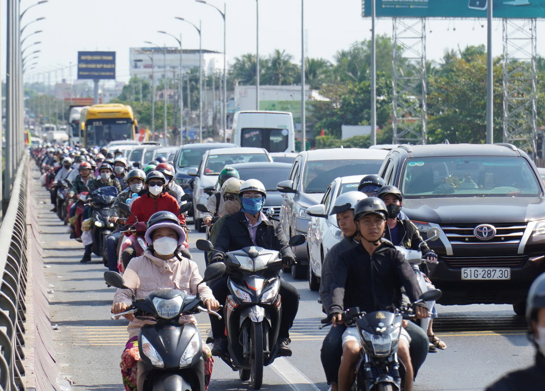 Dòng xe qua cầu rạch miễu để về lại TPHCM và các tỉnh miền Đông .jpg