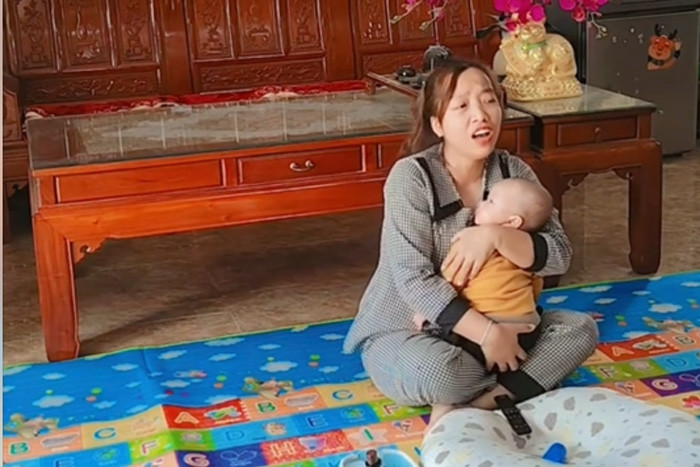 Mẹ 'bỉm sữa' Hưng Yên vừa chăm con vừa hát hay như ca sĩ, sự thật gây bất ngờ