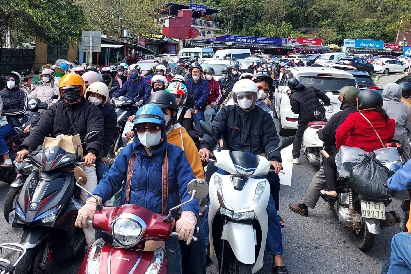 Người dân ùn ùn quay lại phố sau Tết, đỉnh đèo Hải Vân kẹt cứng xe