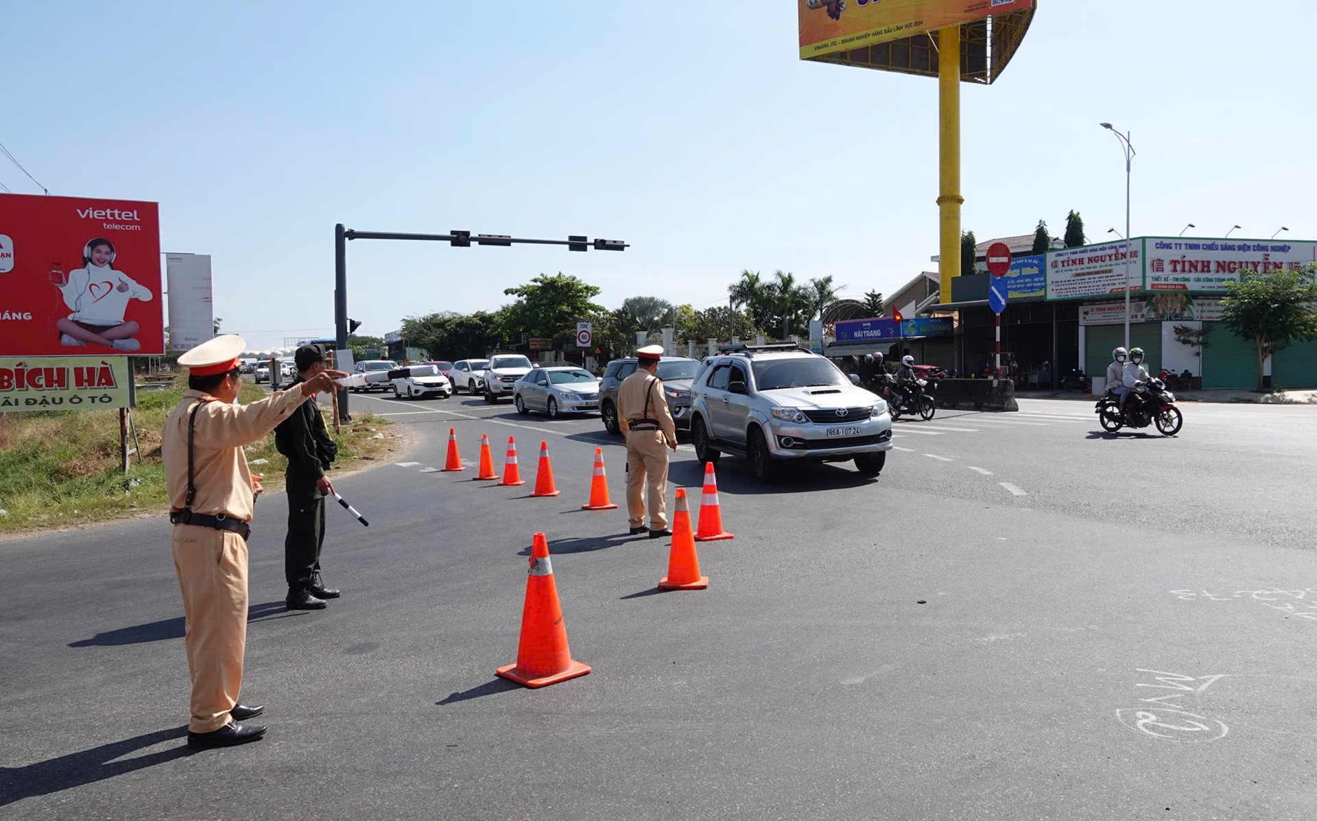 Người dân ùn ùn trở lại TPHCM sau Tết, CSGT căng mình “chống” quá tải cao tốc.jpg