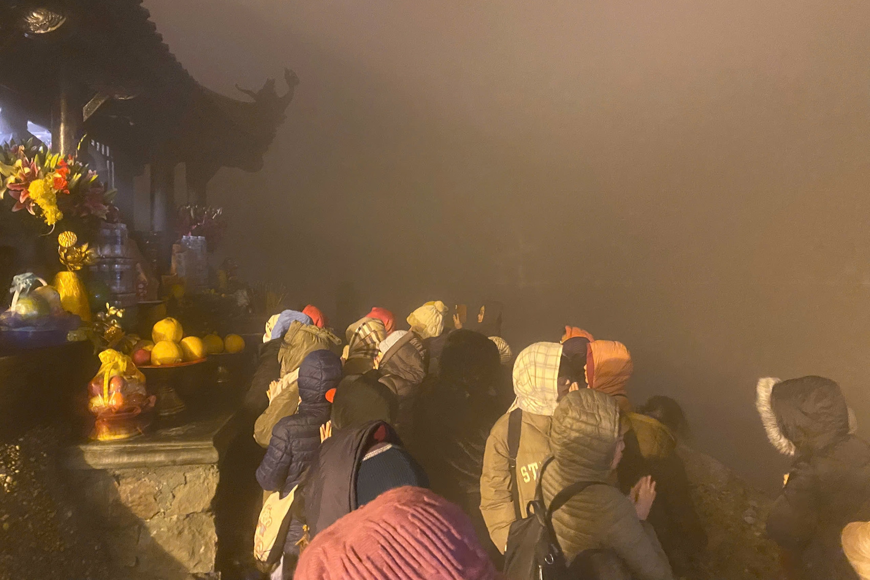 Vượt sương mù trong đêm, nhiều người lên chùa Đồng ngày tết Nguyên đán