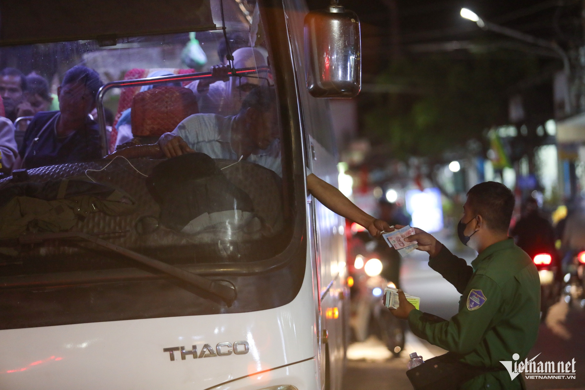 W-kẹt xe, phà cát lái.jpg