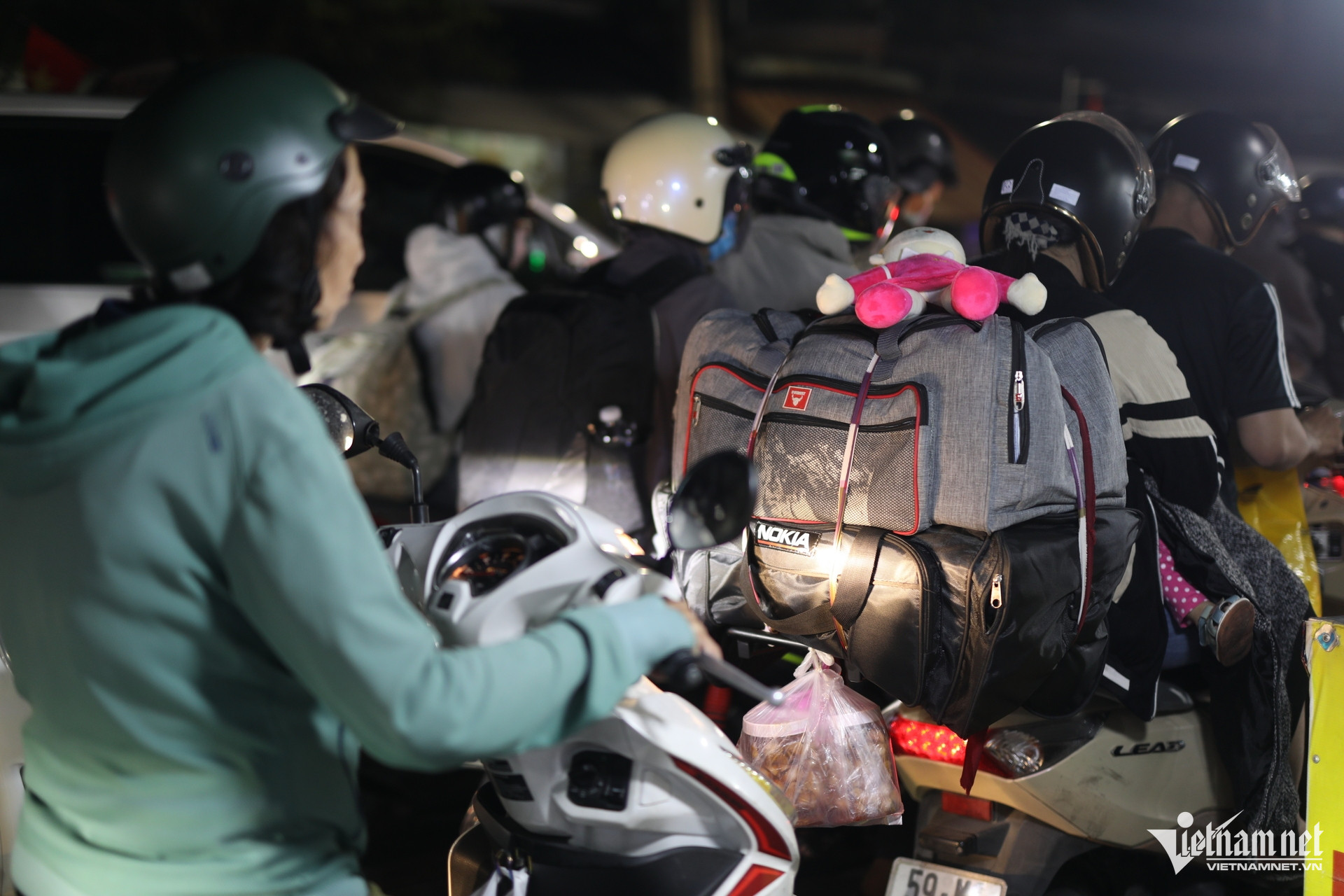 W-kẹt xe, phà Cát Lái.jpg