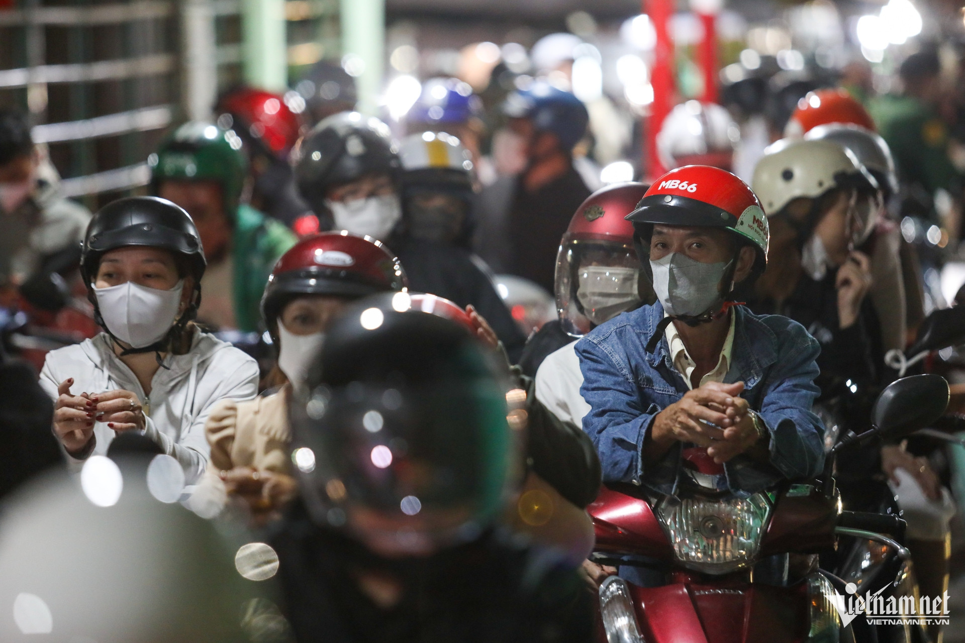 W-kẹt xe, phà cát lái.jpg