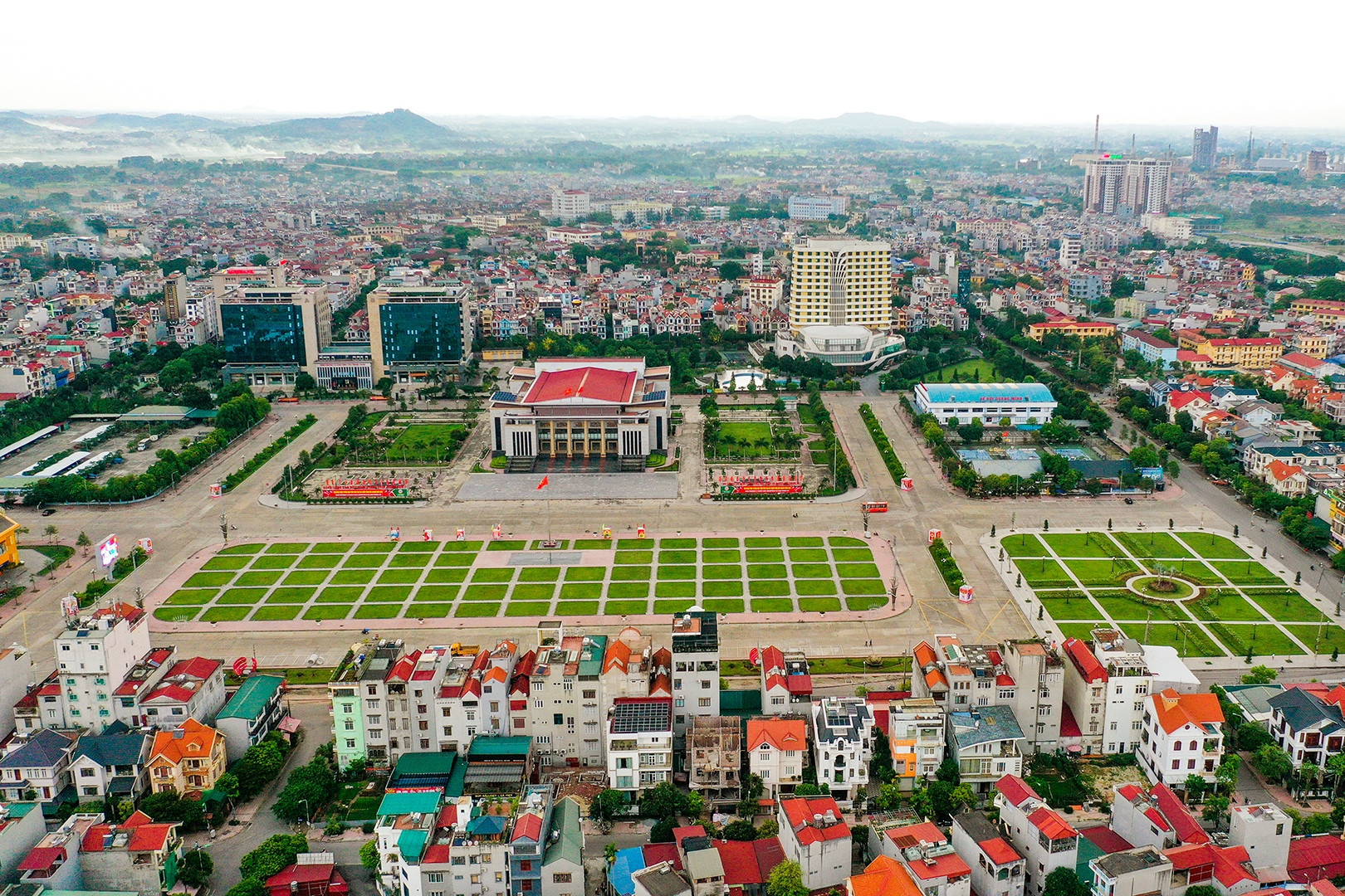 Bộ Chính trị: Nghiên cứu sáp nhập một số tỉnh, bỏ đơn vị hành chính cấp huyện