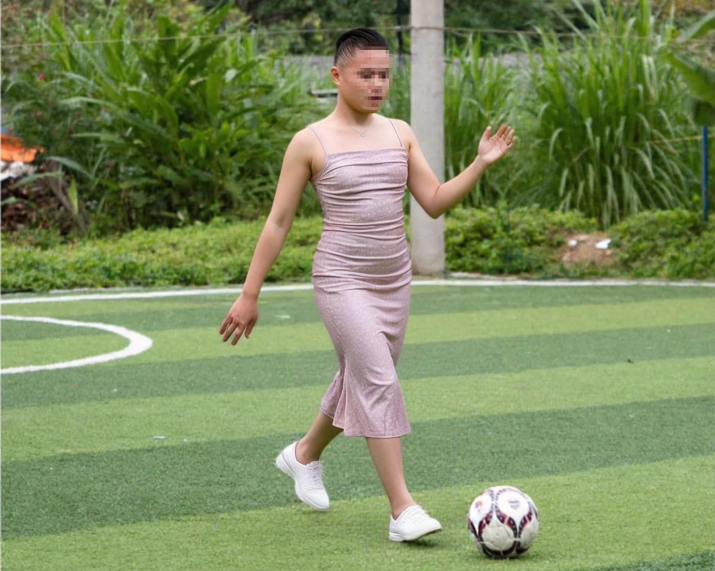 Chang trai mac vay hong 3.jpg