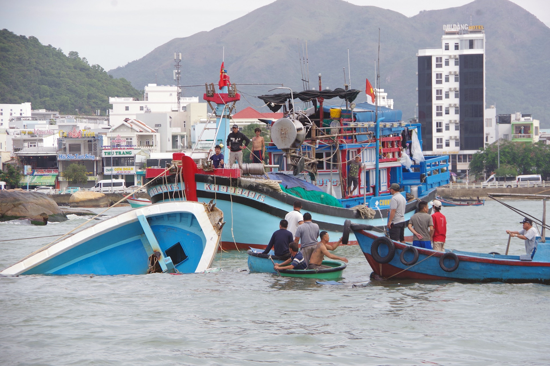 Chìm tàu cá ở biển Nha Trang, 6 ngư dân gặp nạn