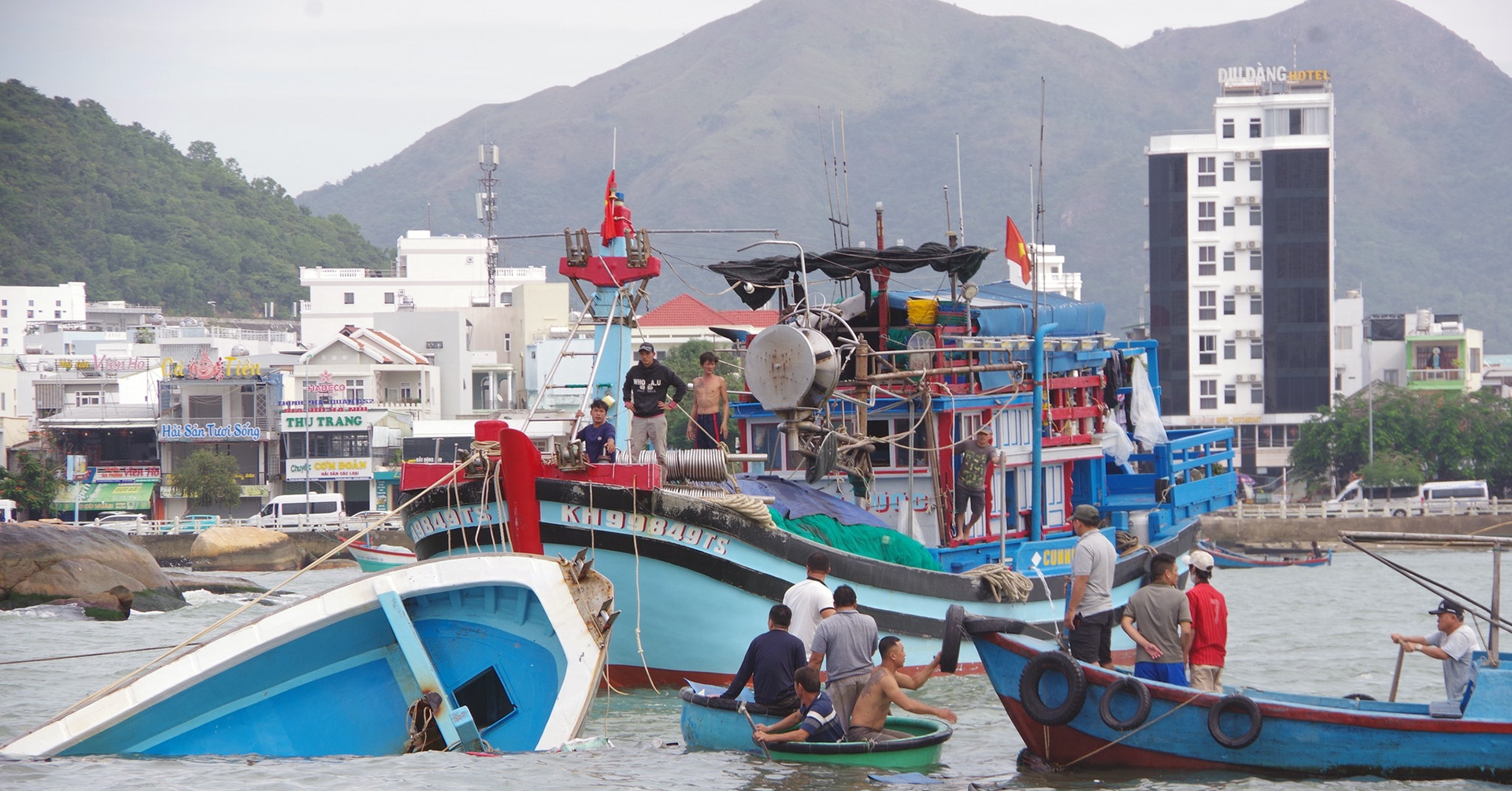 Chìm tàu cá ở biển Nha Trang, 6 ngư dân gặp nạn