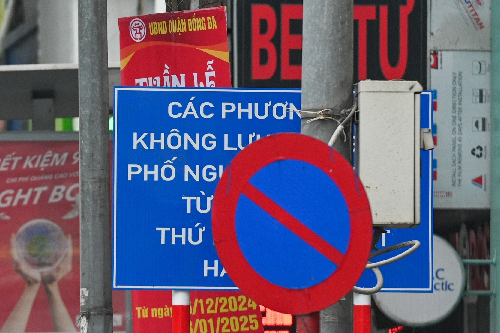 Phó Thủ tướng yêu cầu xử lý bất cập biển chỉ dẫn, đèn tín hiệu giao thông