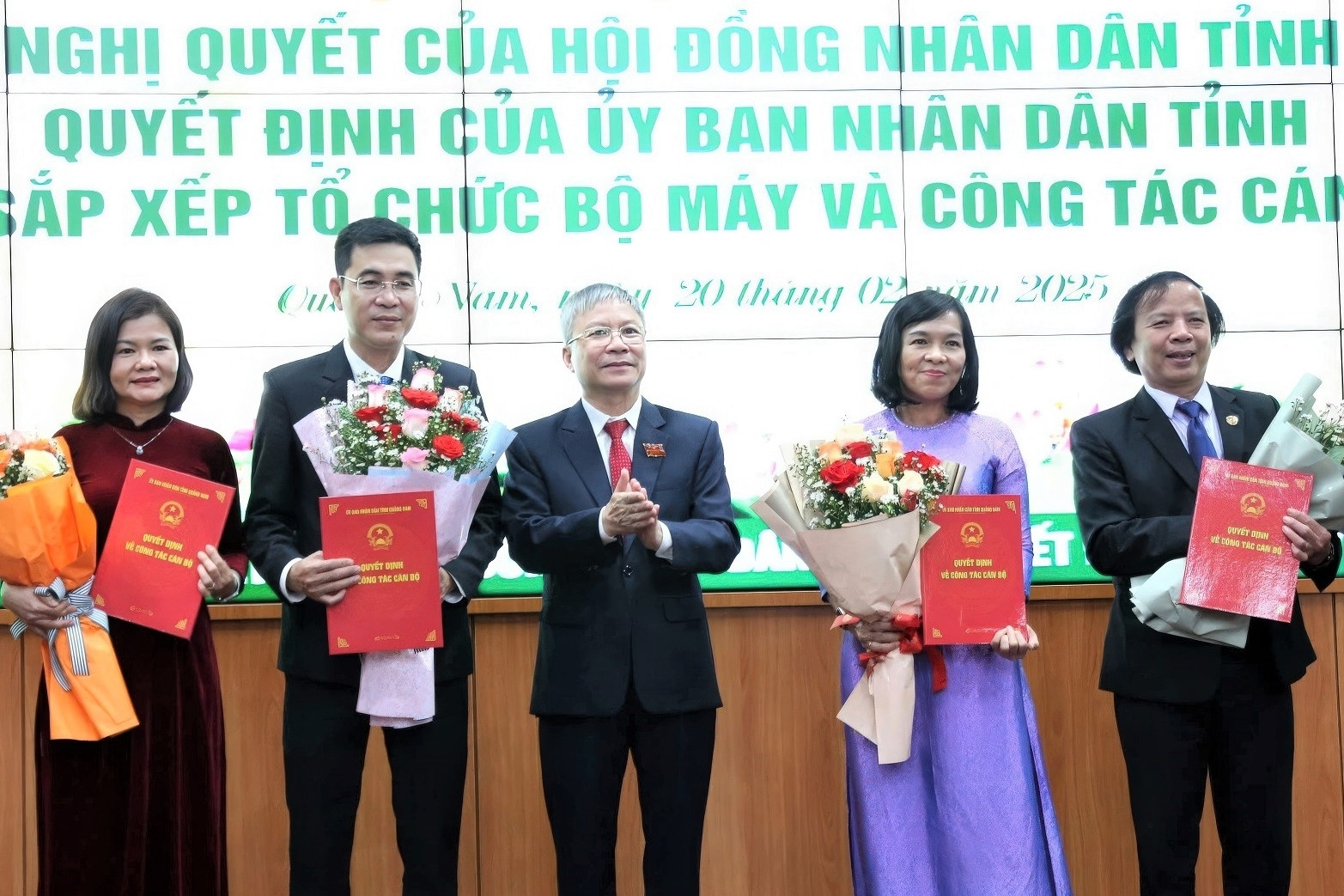 Quảng Nam bổ nhiệm loạt giám đốc sở, 2 sở ở Đắk Lắk phình cấp phó sau hợp nhất