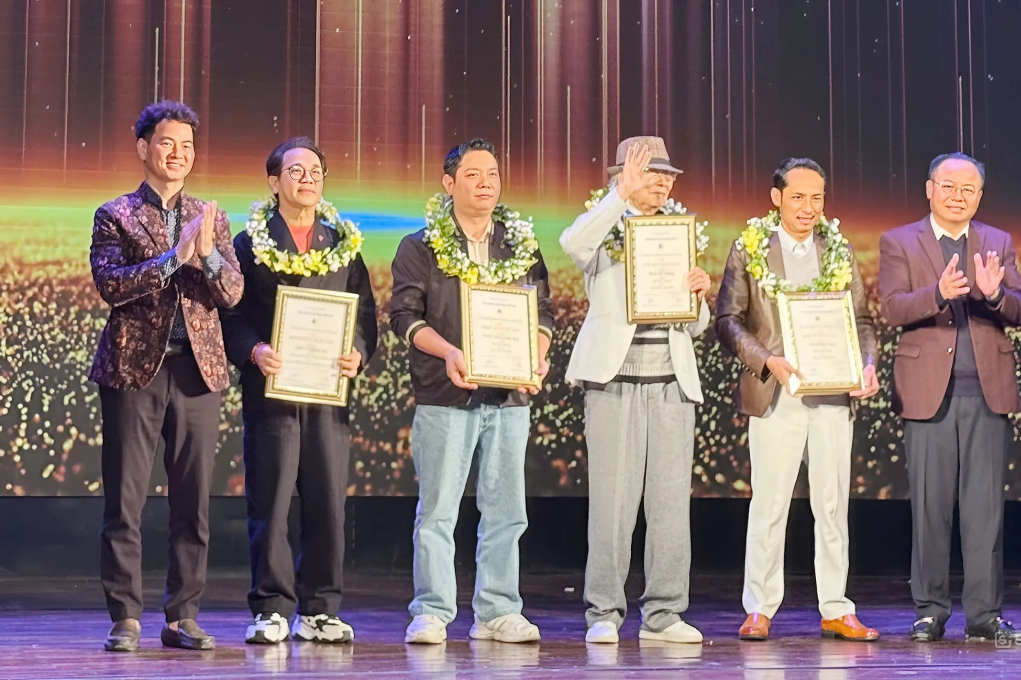 NSƯT Thành Lộc phấn chấn giành giải &amp;apos;Đạo diễn xuất sắc nhất&amp;apos; từ NSND Xuân Bắc