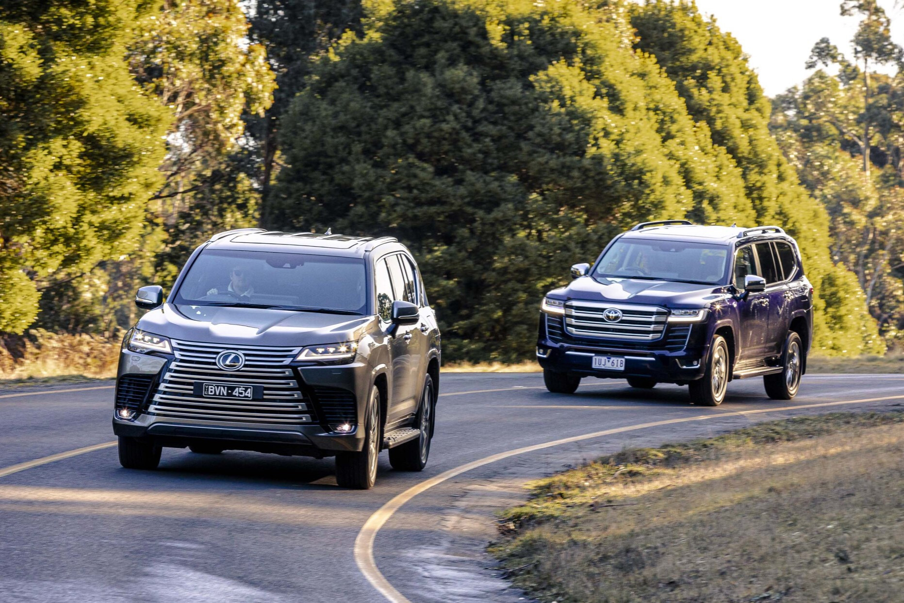 Chọn Toyota Land Cruiser hay Lexus LX.webp