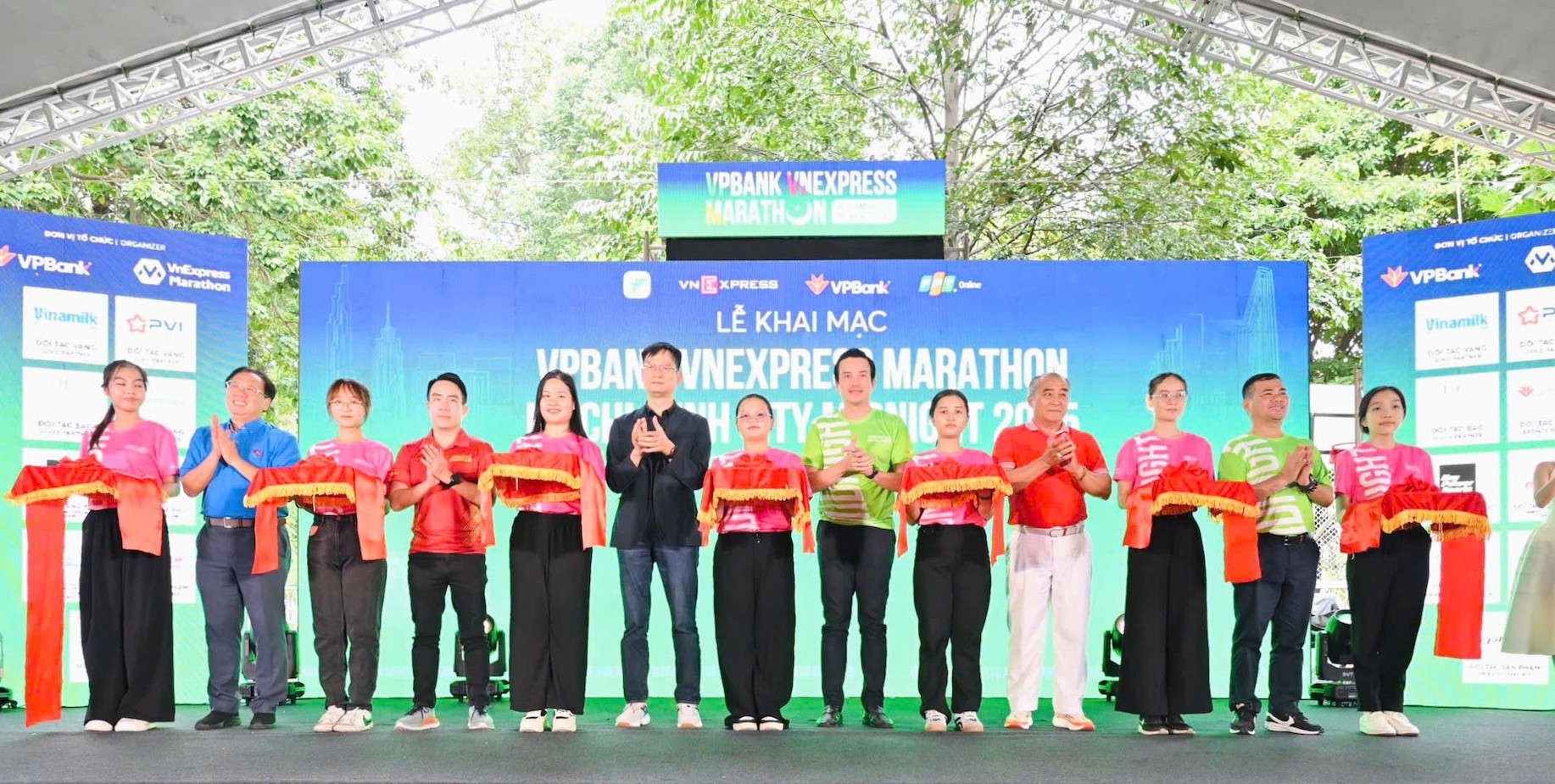 Khởi tranh Giải chạy đêm VPBank VnExpress Marathon Ho Chi Minh City Midnight 2025