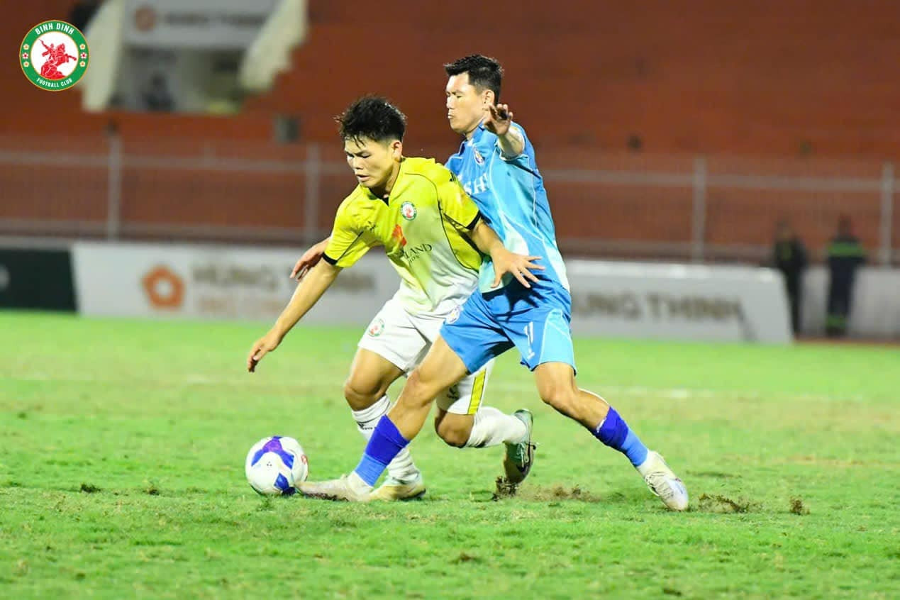 Hai sân đấu V-League chưa thoát nguy cơ bị treo