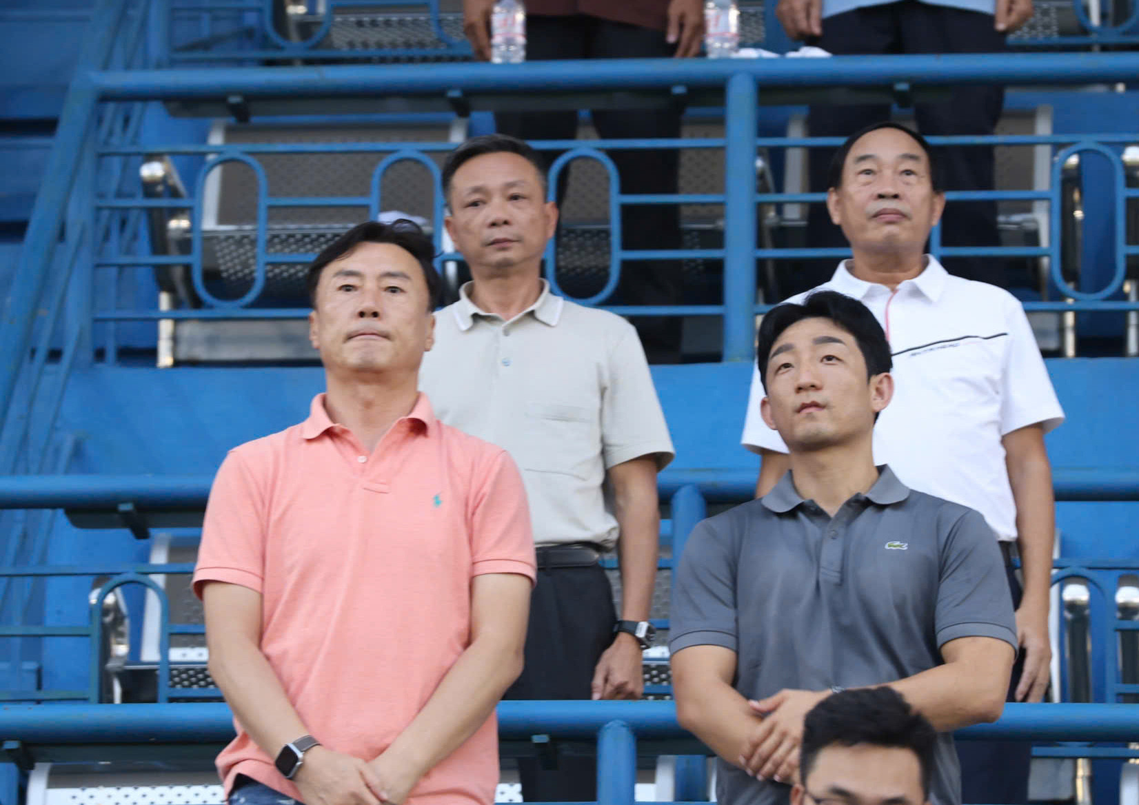 HLV tuyển Lào theo dõi trận đấu từ khán đài. Ảnh: Hải Hoàng