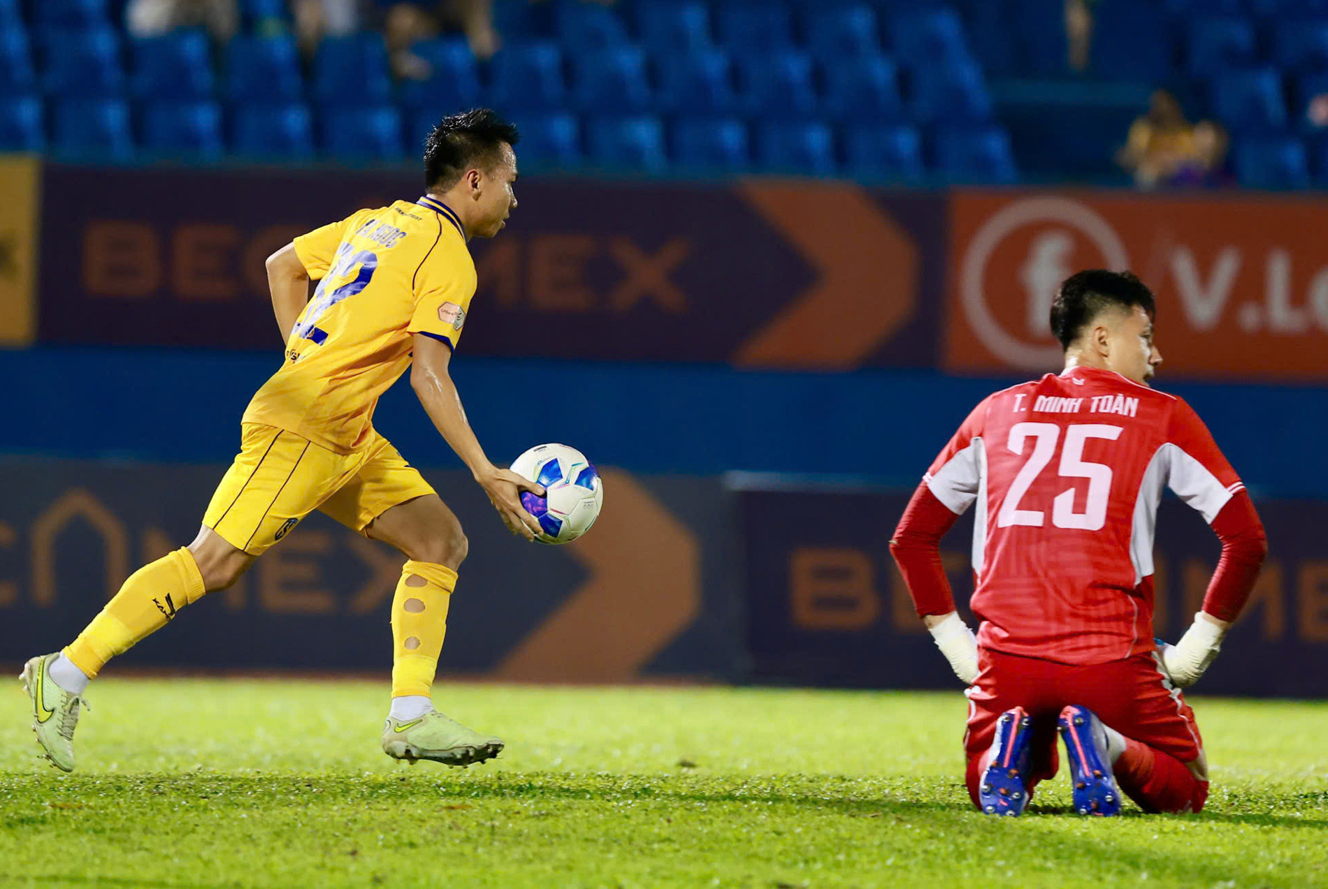 SLNA có bàn rút ngắn còn 1-2. Ảnh: Hải Hoàng