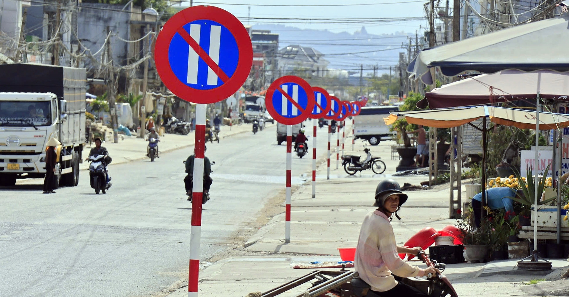 Vụ 23 biển cấm đỗ xe ngày chẵn trên 1km đường: Chính quyền chỉ đạo tháo dỡ