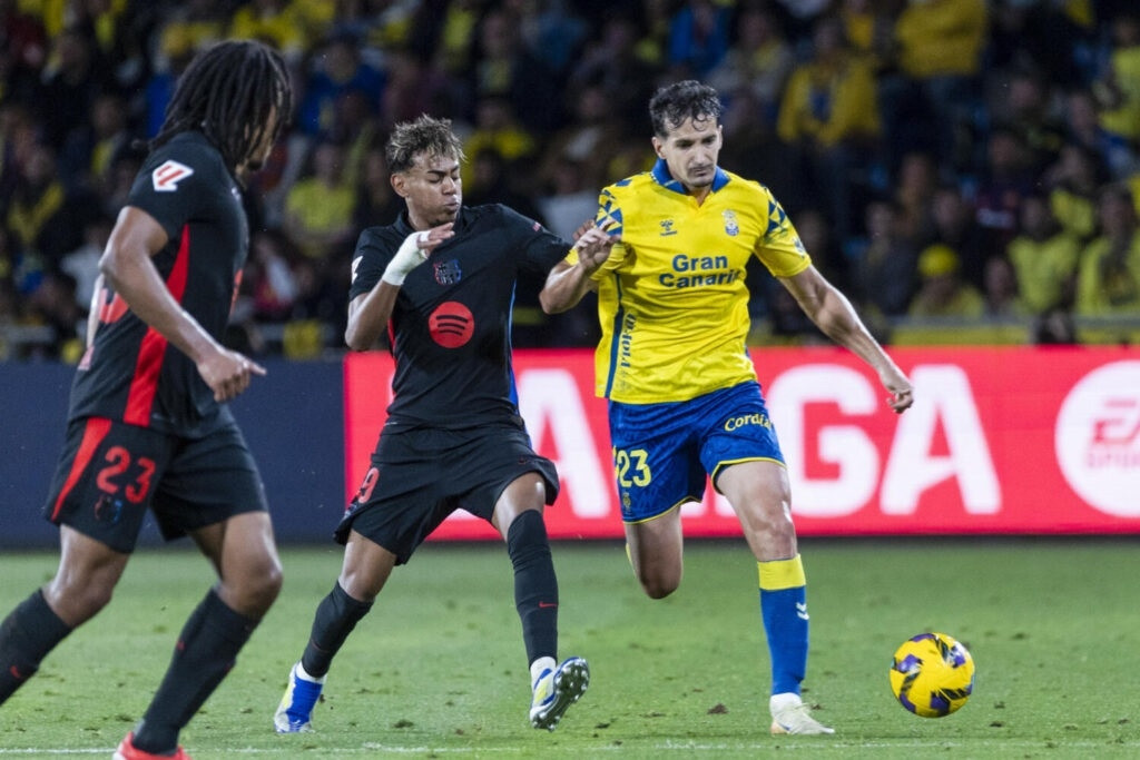 Barca bất bại 13 trận liên tiếp, Hansi Flick vẫn chê học trò