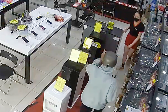 Clip 1 phút cầm dao cướp hơn 152 triệu đồng tại cửa hàng FPT của sinh viên năm 4