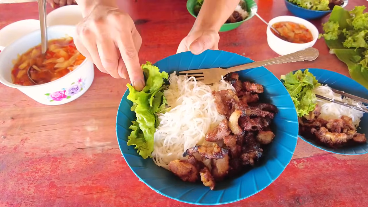 nguoi chau Phi an bun cha Viet.png