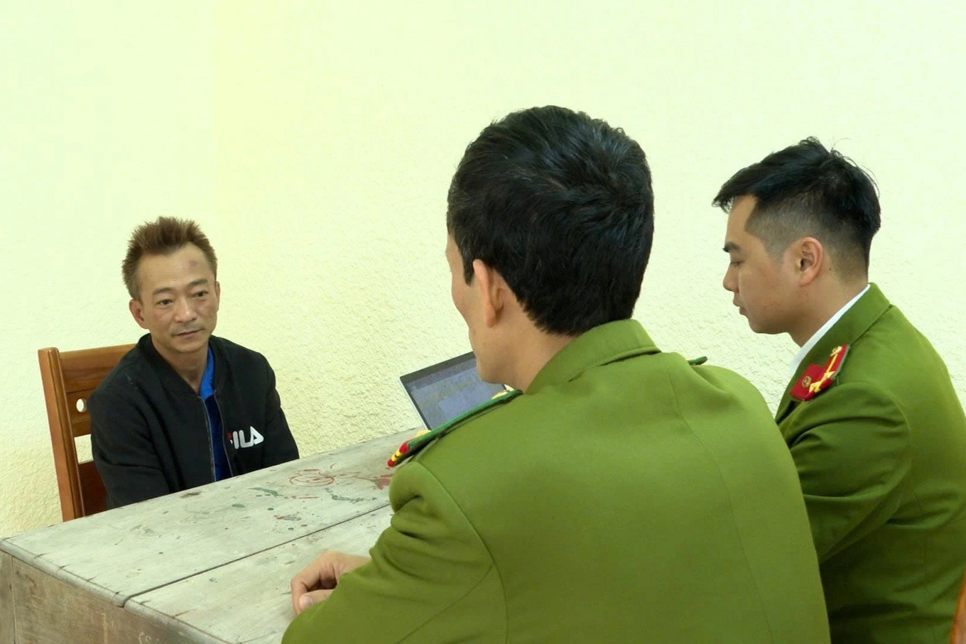 Tình tiết bất ngờ vụ tài xế ô tô uống 1 lít rượu, kéo lê xe máy 3km