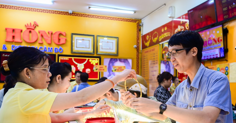 Giá vàng hôm nay 25/2/2025: Vàng nhẫn tái chiếm đỉnh kỷ lục, mua vào đắt hơn SJC