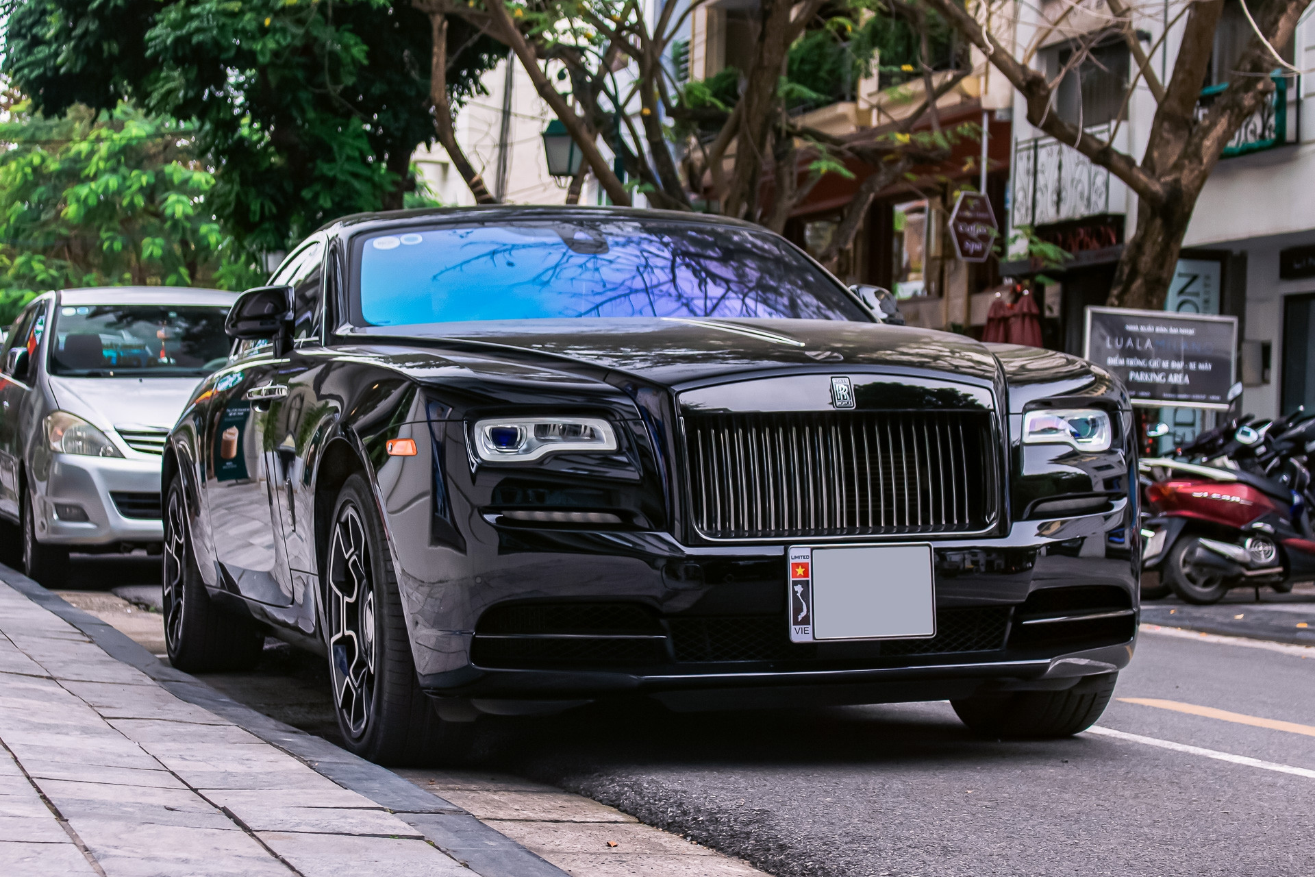 Cận cảnh xe Rolls-Royce Wraith Black Badge đầu tiên ở Việt Nam, giá trên 10 tỷ