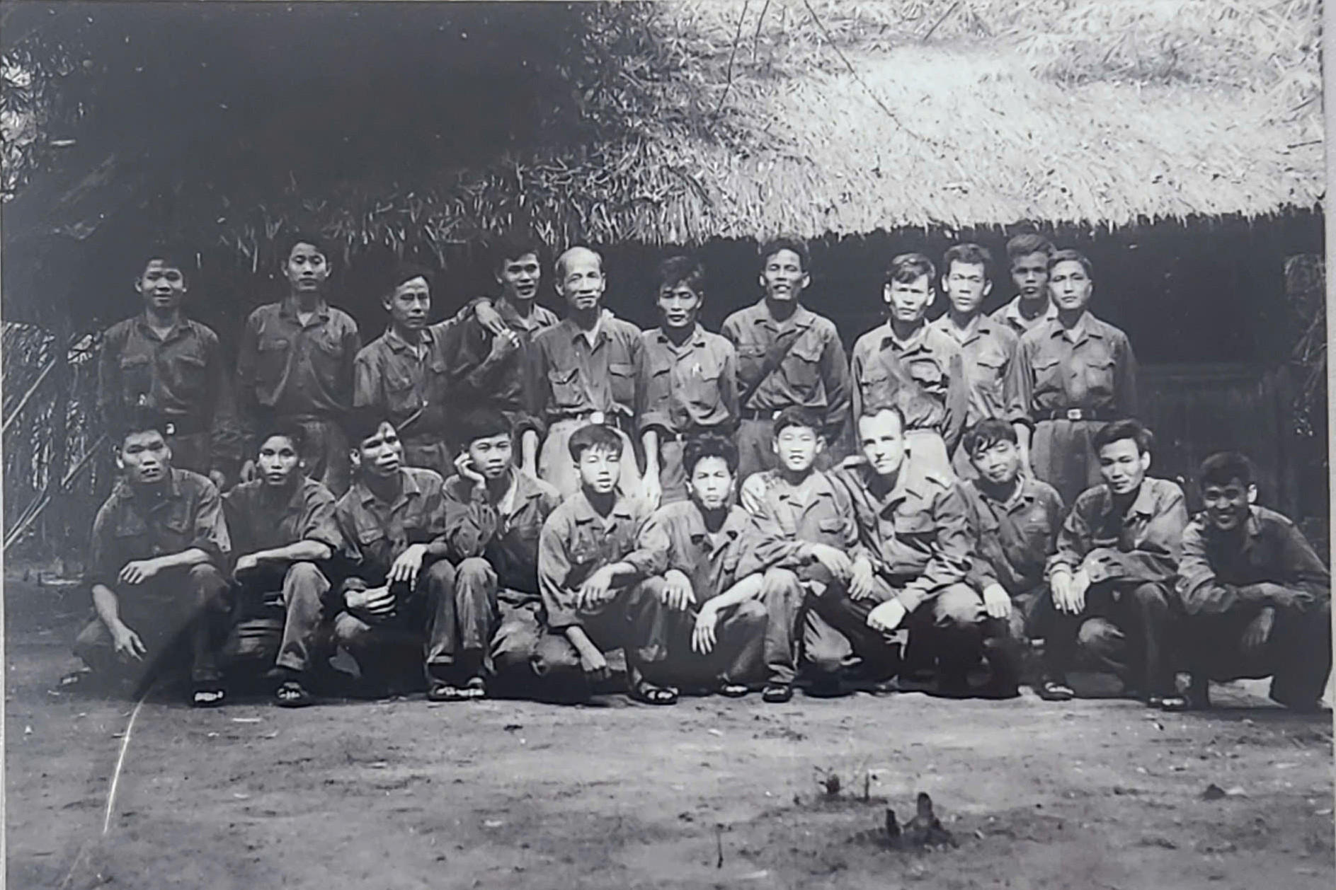 Con trai nhà báo Hungary bùi ngùi khi tìm được nơi lưu giữ ảnh quý về Việt Nam