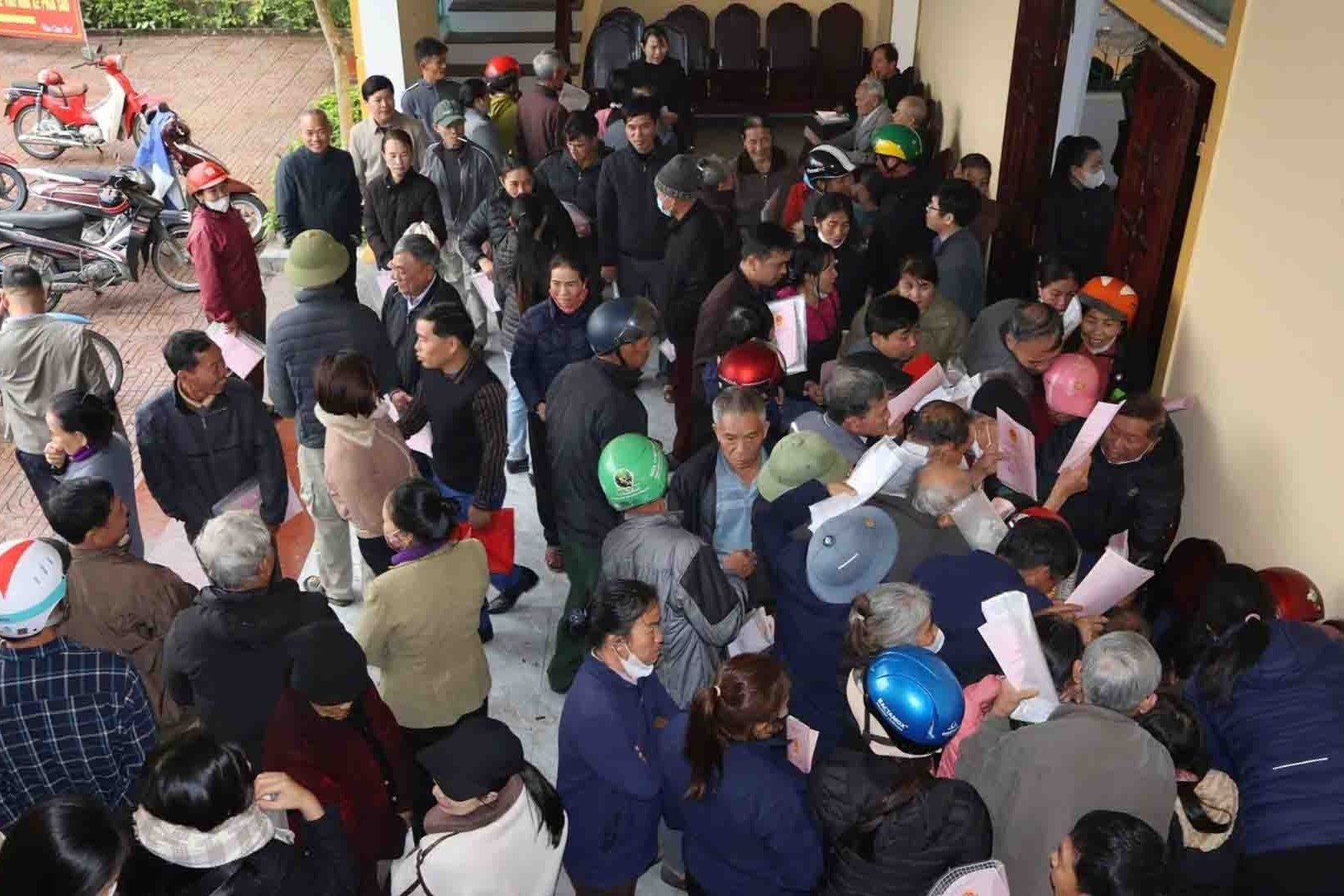 Nghìn người đổ xô đăng ký biến động giấy chứng nhận quyền sử dụng đất sau sáp nhập