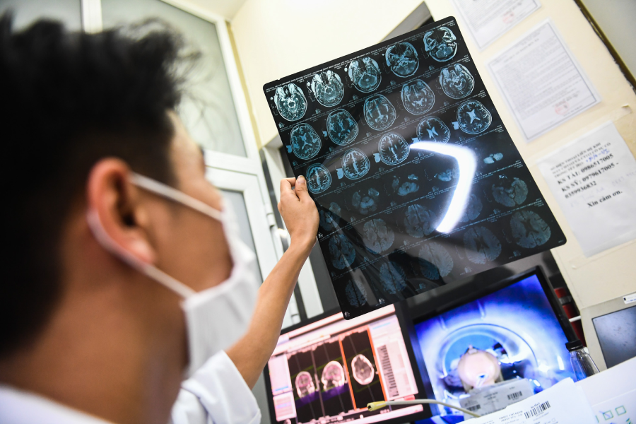 Người đàn ông trẻ &amp;apos;chạm tử thần&amp;apos; từ sai lầm sau đêm mưa