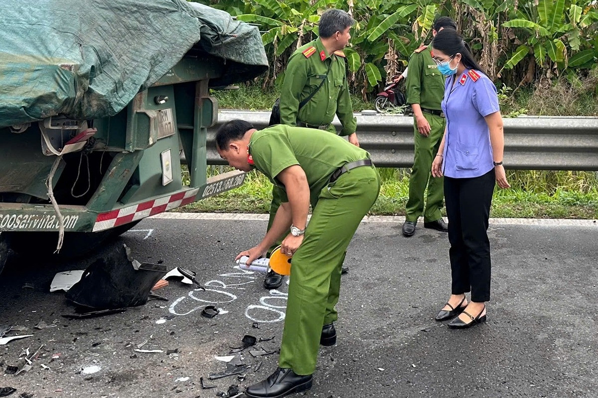 Ô tô tông xe container đậu trên cao tốc Trung Lương - Mỹ Thuận, 1 phụ nữ tử vong